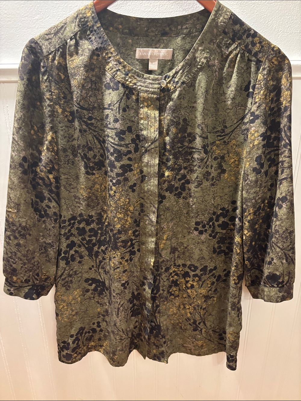 Banana Republic 100% Silk Olive and Black Botanical Print Button-Up Overs Blouse